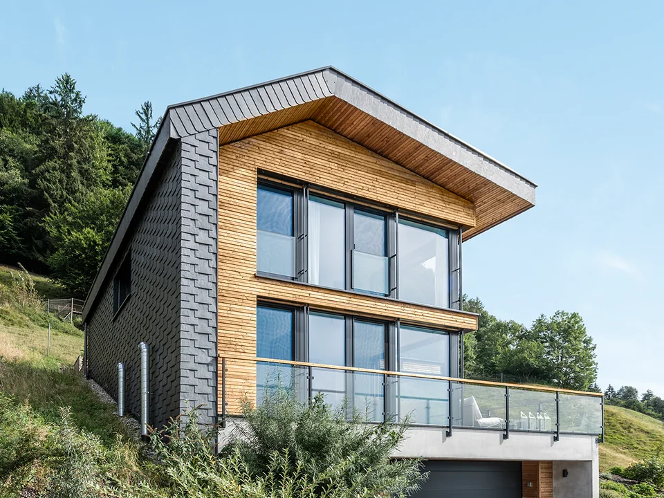 Arquitectura de madera con ventanas oscuras