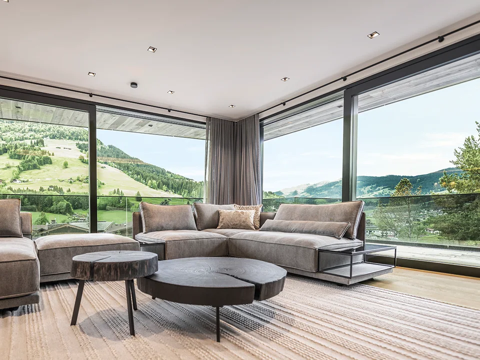 Ventanas de gran formato en una sala abierta al paisaje