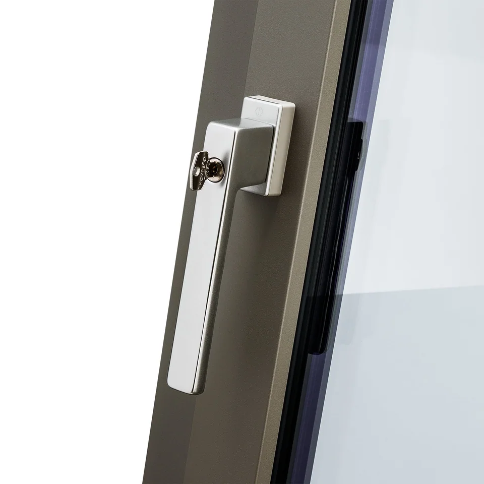 Manilla con llave instalada en una ventana