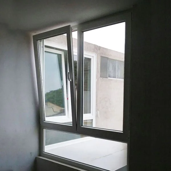 Ventana oscilobatiente en posición de ventilación